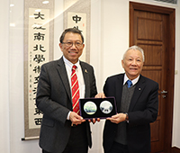 President Rocky Tuan (left) of CUHK presents a souvenir to Chancellor Ovid Tzeng of UST